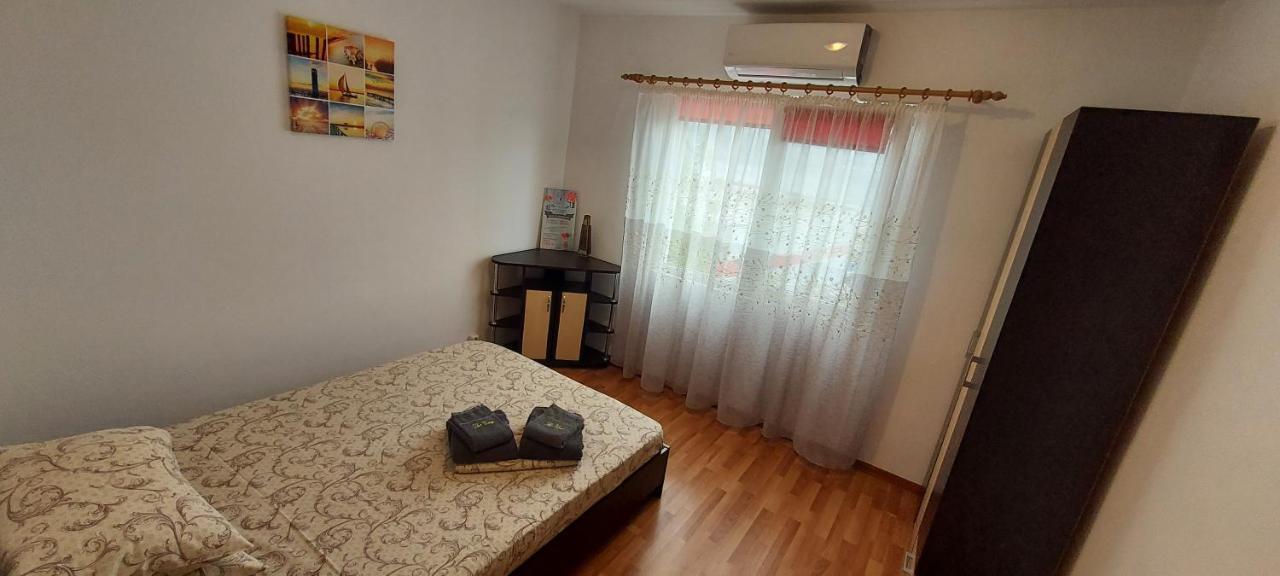 The View Apartment Orsova Luaran gambar