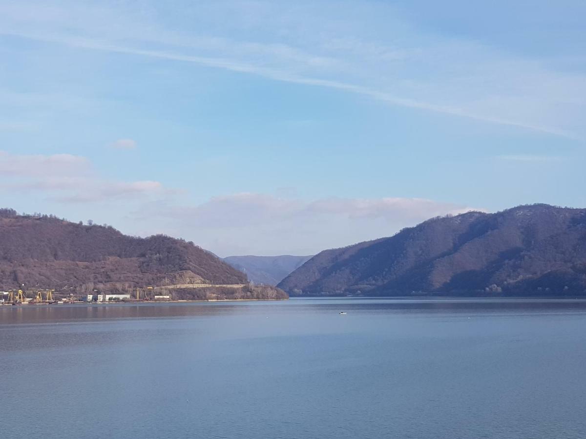 The View Apartment Orsova Luaran gambar